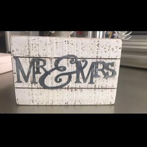 Mr&mrs sign